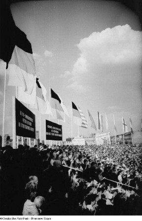 Blick auf die Zuschauertribünen des Walter-Ulbricht-Stadions während eines Fußballspiels