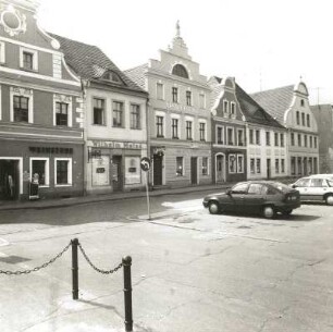 Cottbus. Wohnhäuser mit Läden und Löwen-Apotheke, Altmarkt 22/27. Straßenansicht von Nordost