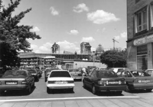 Dresden-Altstadt. Neumarkt mit Baustelle Frauenkirche. Stahlregallager für wiederverwendbare Steine. Blick über Parkplatz gegen Ruine