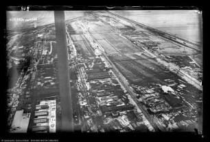 Blick von Me 3a Kamin mit Rauchkanal nach Süden, Bau Me 4 Dampfkesselhaus, Me 5 Elektrische Zentrale, Me 28 Lagergebäude, Me 30 Betriebswerkstatt
