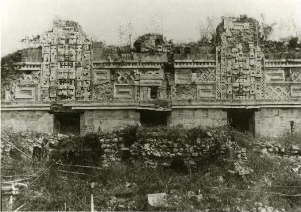 "Bâtiment nord de la soi-disant maison des religieuses. Façade sud".