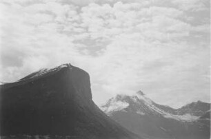 Felsmassiv : Markante Felsformation am Rand eines Fjords.
