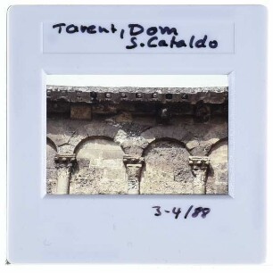 Tarent, Kathedrale von S. Cataldo : Nördlicher Querhausarm, Ostseite, Blendarkaden, Kapitelle