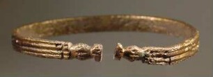 Schmaler geriefelter Armring, in Knöpfe auslaufend