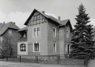 Ottendorf-Okrilla, Wohnhaus : Ottendorf-Okrilla. Wohnhaus (Anfang 20. Jahrhundert), Radeburger Straße 18. Straßenansicht