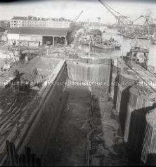 Ausgehobene und Trockengelegte Baustelle zur Errichtung eines Großbunkers für deutsche U-Boote im Hafen von Saint-Nazaire an der französischen Atlantikküste