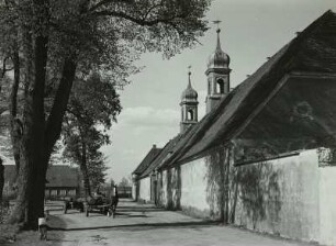 Jahmen. Schloss, Tor und Einfahrt zu Gutshof und Schloss