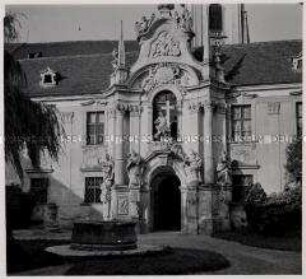 Dürnstein, Stiftskirchhof, Portal