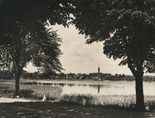 Feldberg vom Schmalen Luziner aus. Im Hintergrund die von 1872 bis 1875 errichtete Feldberger Stadtkirche