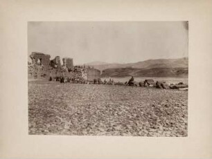 Ruinen von Hasankeyf : Ruinen von Hasankeyf. Am Ufer des Tigris im Bildmittelgrund Menschen und Gepäck