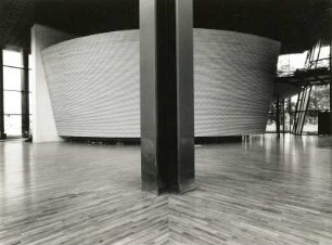 Dresden-Altstadt, Bernhard-von-Lindenau-Platz 1. Neubau Sächsischer Landtag. Plenarsaal, Rückwand von der Lobby, davor Stahlprofilstütze