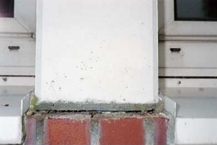 Eckhorst: Gymnasium Eckhorst: Bauschaden an Betonpfeiler zwischen Fenstern: Detailaufnahme: 28. Juni 2001