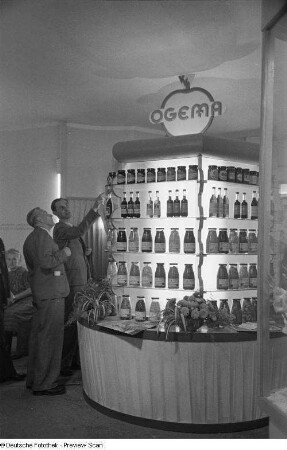 Fachbesucher am Messestand des VEB Ogema