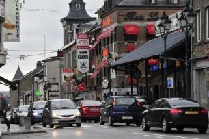 Bastogne - Geschäftsstraße : Blick in eine Geschäftsstraße im Zentrum, aufgenommen am 30. März 2010 in Bastogne