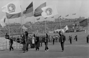 Sportlerparade im Walter-Ulbricht-Stadion : Sportler-Delegation im Paradezug beim Ausmarsch aus dem Stadion