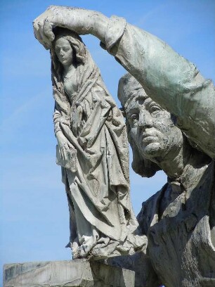 Würzburg - Tilmann Riemenschneider : Mit einer Madonnenfigur ist der Holzbildhauer Tilmann Riemenschneider als Stenskulptur am Monumentalbrunnen vor der Residenz dargestellt. Aufgenommen am 19. August 2010 in Würzburg