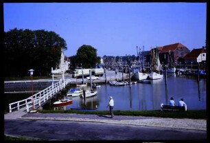 Tönning: Holzbrücke am Fischereihafen