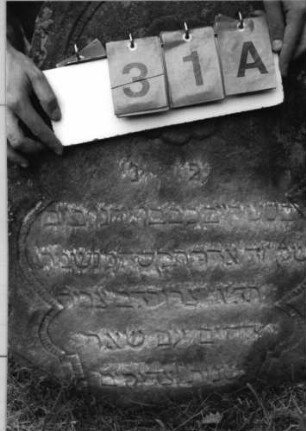 Grabstein 31 (Index: 99796032) Maße HxBxT: 82x58x9 cm Symbolik: Blüte Besonderheit: kulturhistorisch wertvoll / künstl.-formale Gründe (Steingestaltung): Grabstein 31A