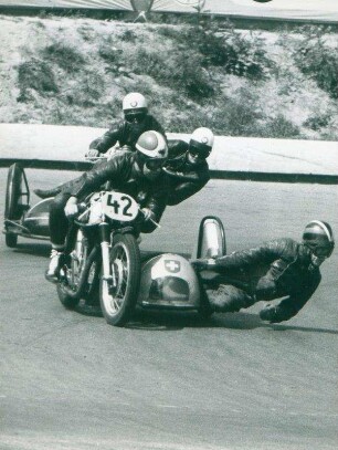 AVUS-Motorradrennen. Benz/Laederach gefolgt von Noll/Cron