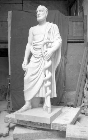 Schaffung der Plastik "Äskulap mit Schlange und Stab" durch den Bildhauer August Meyerhuber für die "Deutsche Heilmittelmesse " 1953.