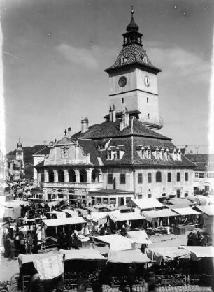 ohne Angabe [Kronstadt/Brasov: Rathaus mit Händlerständen auf dem Marktplatz]