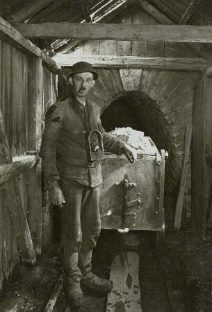 Kleinvoigtsberg, Grube Alte Hoffnung Gottes, Mündung, Aufschlagrösche, Transport in Hunten, Bergmann mit Lampe