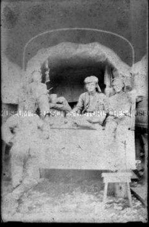 Soldaten auf der Ladefläche eines LKW, 1. Weltkrieg
