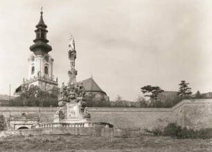 Nitra. Blick über die Mariensäule zur Kathedrale