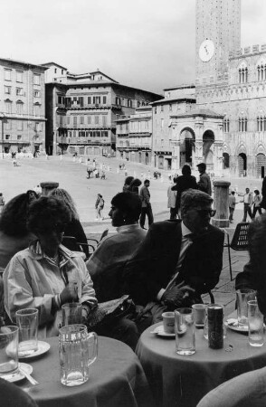 Café am Campo von Siena mit Rathaus