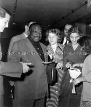 Count Basie gibt Autogramme in Berlin