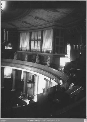 Paulskirche: Empore mit Orgelprospekt und Blick zum Altar; am Spieltisch rechts Organist Fr. Mack