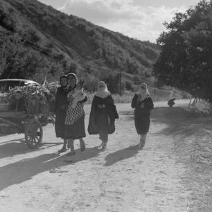 Landleben in den bulgarischen Rhodopen. Frauen in bulgarischer und Muslimischer Tracht