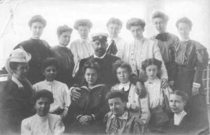 Kreuzfahrten der Hamburg-Amerika Linie, um 1911/1913. Gruppenbild mit Kapitän eines Hochseepassagierdampfers und jungen Damen an Bord