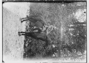 Reiter auf Pferd in Uniform des Stahlhelm