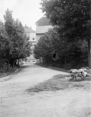 Erlau-Kleinmilkau, Zufahrt zum Rittergut Kleinmilkau : Erlau-Kleinmilkau. Zufahrt zum Rittergut Kleinmilkau. Im Hintergrund das Herrenhaus