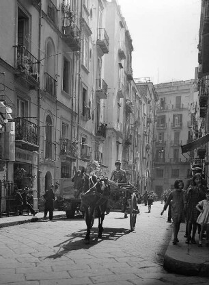 Neapel. Straßenbild mit Pferdefuhrwerk