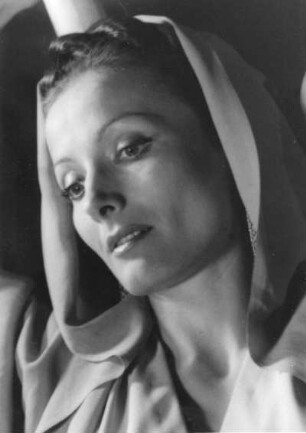 Hamburg. Deutsches Schauspielhaus. Die Schauspielerin Maria Wimmer (1911-1996) während eines Auftrittes im Schauspiel "Sodom und Gomorrha" von Jean Giraudoux 1946.