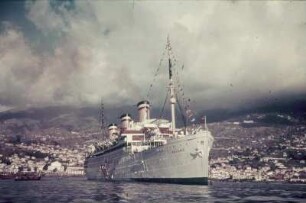 Kreuzfahrtschiff "Reliance" : Kreuzfahrtschiff "Reliance" (Stapellauf 1914 / Ablieferung 1915) der Hamburg-Amerikanische Packetfahrt-Actiengesellschaft (HAPAG) auf Reede vor Funchal / Madeira