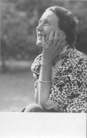Porträt Alice Verden. Fotografie (Weltpostkarte) von Grete Back. Dresden, um 1935