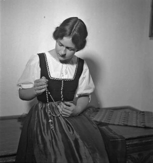 Mädchen in Tracht aus dem Wienerwald