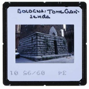 Bologna, Torre Garisenda : Sockelzone