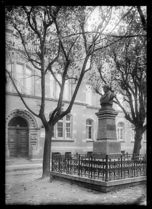 Heilbad Heiligenstadt. Lorenzschule mit Denkmal Dr. Lorenz Kellner (1811-1892), Lindenallee