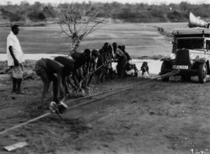 Flussüberquerung der Expedition : Flussüberquerung der Expedition. Herausziehen der Wagen.