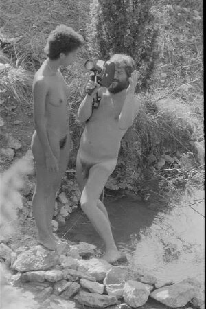 Čičmany. Akt-Pleinair 1980. Ein Unbekannter filmt eine junge Frau an einem Flußufer (wohl am Fluß Rajcianka)
