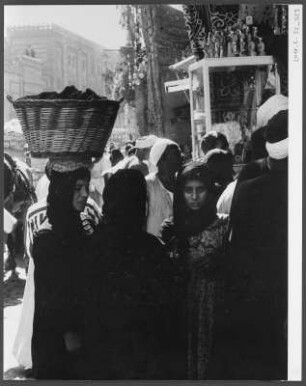 Basar in Kairo : Eine verschleierte Frauengruppe auf einem Basar in Kairo