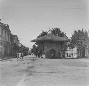 Gebäudeansicht : Bulgarien. Samokov. Großer Brunnen (Goljamata češma). Straßenbild