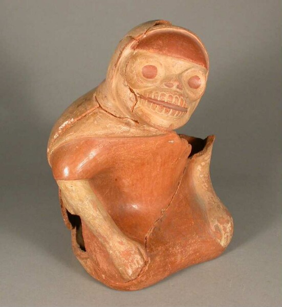 Sitzende anthropomorphe Figur mit Totenschädel