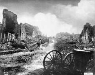 Franzosen im zerstörten Bezonvaux