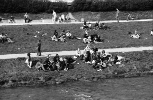 Freiburg: Lagernde an der Dreisam, von der Lessingstraße