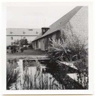 Grünflächen an der Albrecht-Dürer-Schule, Bromberg: Gebäude und im Vorgrund Wasserbecken